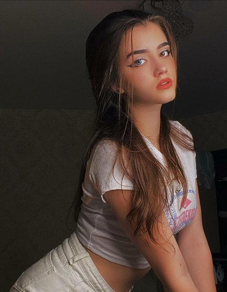 lelyamt model naked image