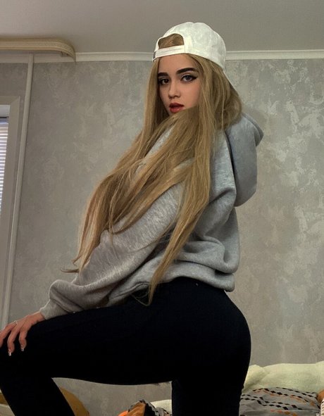 lelyamt nudes model images