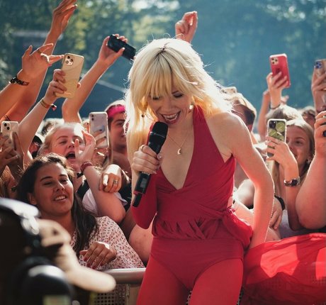 Carly Rae Jepsen star perfect photos