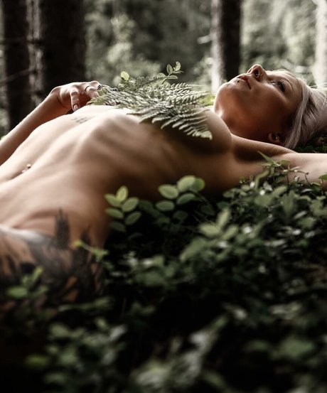 withered rose sexy actress photos