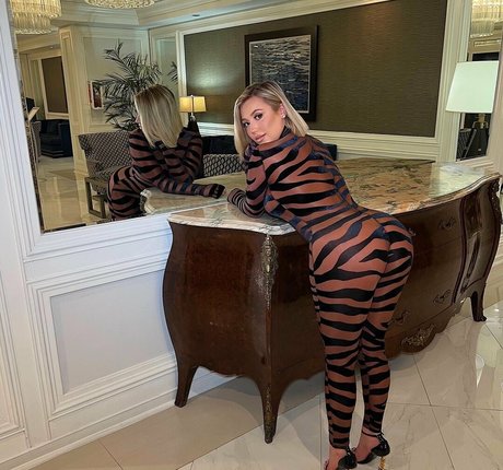 Halle Payne sexy model gallery