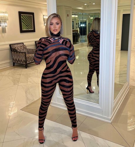 Halle Payne naked model images