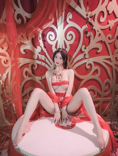 lesbian kissing onlyfans free naked img