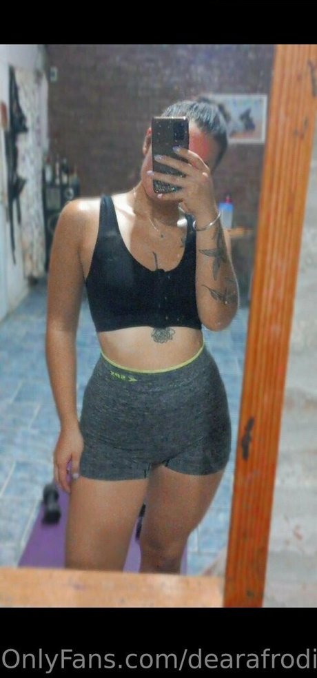 rosecamxxx art model pic