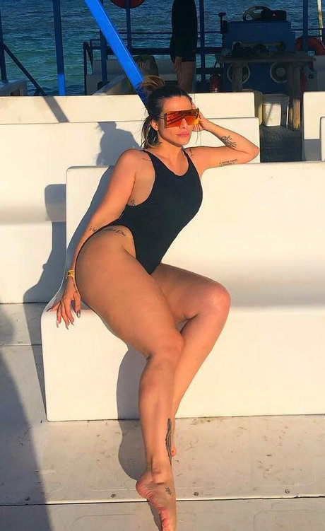 Cleo Pires model free pic