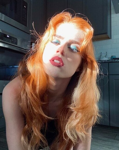 Cera Gibson nude model photos