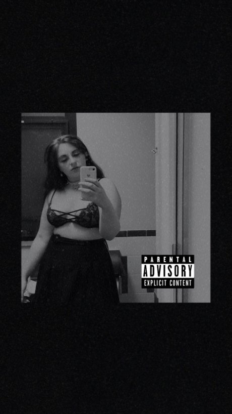 mara ur thicc goth gf pretty model pic