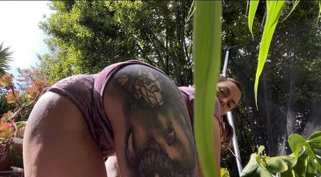 Knotty Peach art actress photo