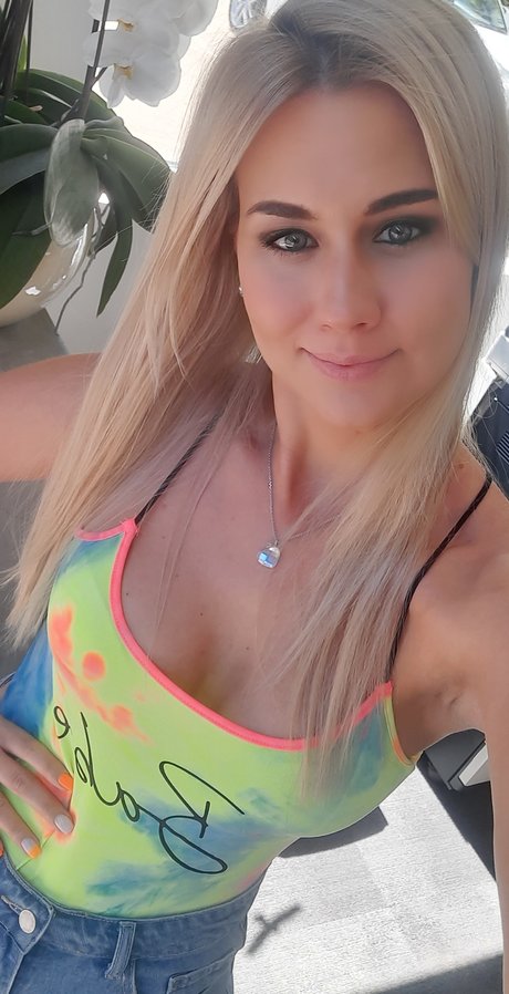 Naomi Zarane beautiful model gallery