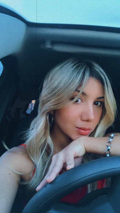 indeanaT pornstar top photo