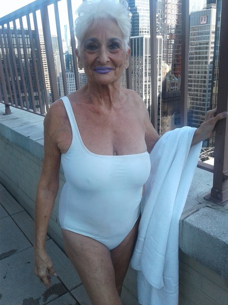 Hottie Hattie naked model image