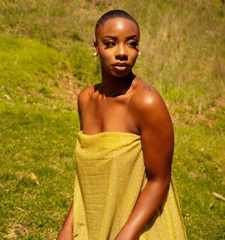 Naughty Q art actress pic