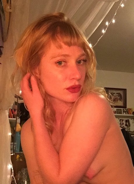 Peach Fuzz star nude gallery