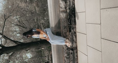 Queen Bee Zelle model porn archive