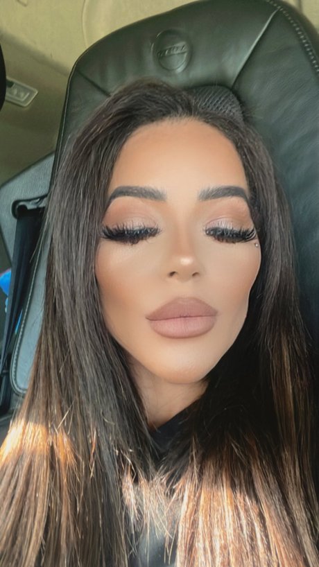 Petite trucker model hd img