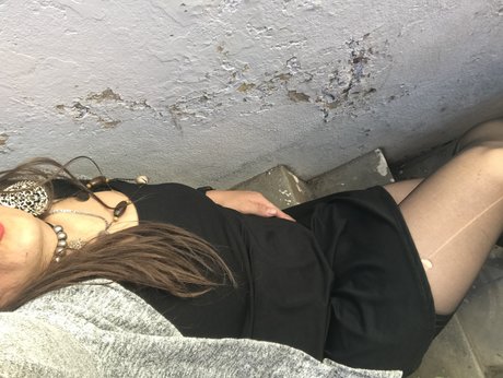 rominita naked model img