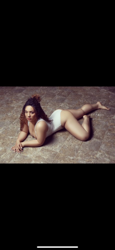 SimplyQueenT erotic model archive