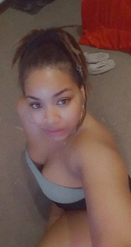 TiffaniNicolle_ hot star photo