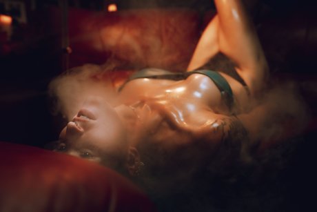 Trannie Oakley naked star picture