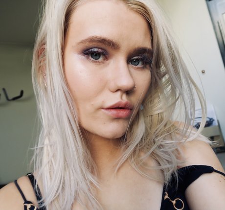 Princess Sarah hot pornstar photos