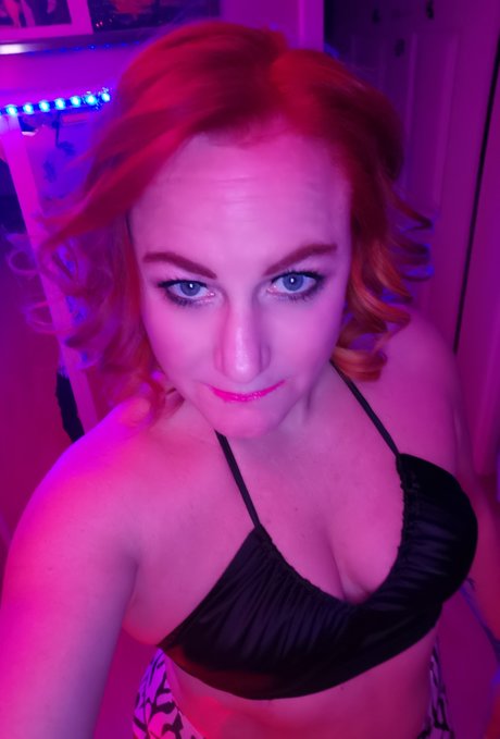 MadameRouge star hot images