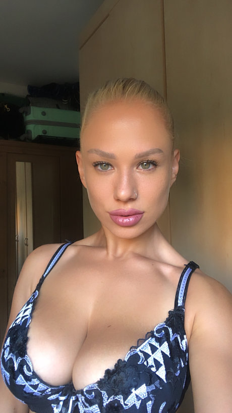 Stacy Yanowsky model naked image