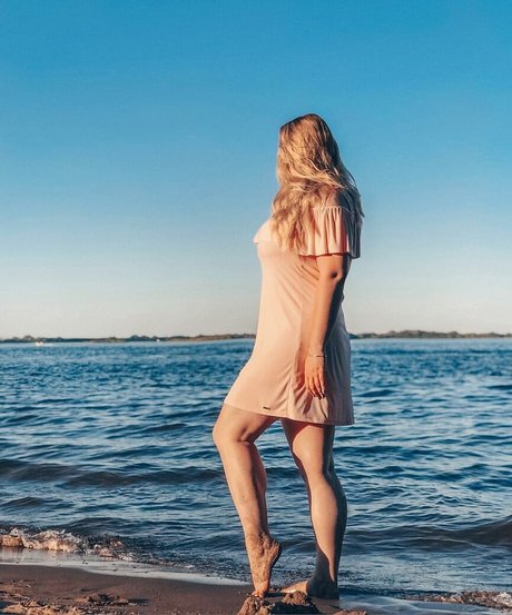 Holly Garner hot actress photos