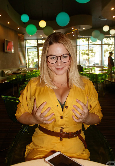 Holly Garner model beautiful image