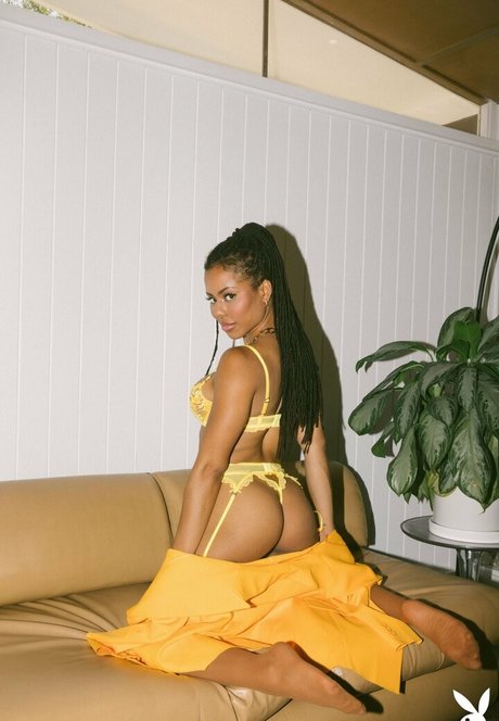 Kira Noir nude model pics