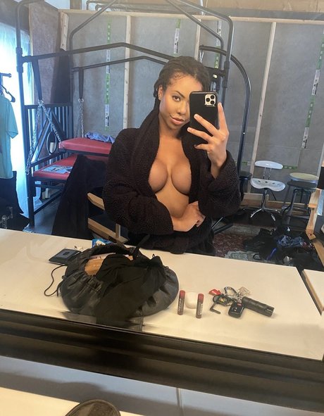 Kira Noir sex star pics