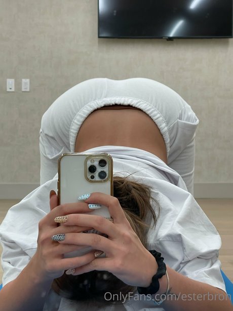 Esterbron nude model pic
