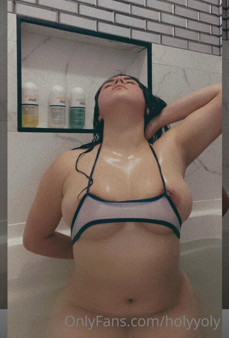 Holyyoly model best pic