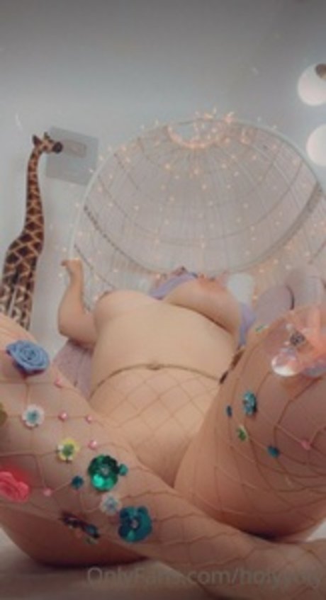 Holyyoly hot model pic