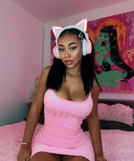 lesbian kissing onlyfans free naked gallery