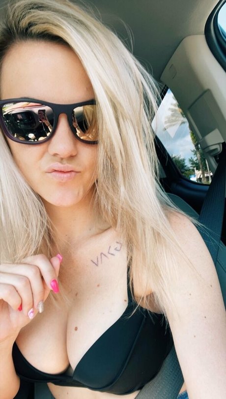 babe onlyfans pornographic picture