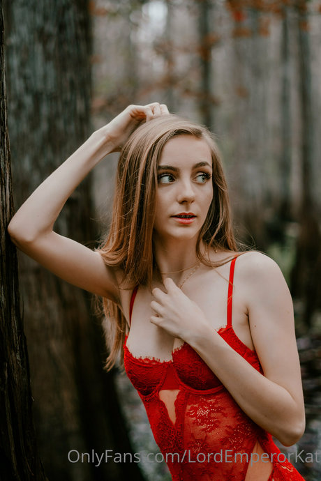 Kat ONLINE NOW model erotic photos