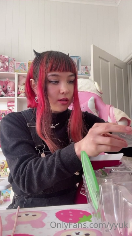 yyuki model naked photo