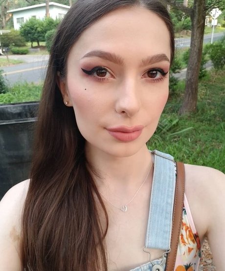 Kitty Lynn art star image