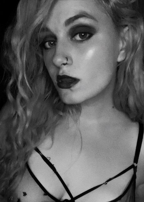 Drumaqueen sex model image