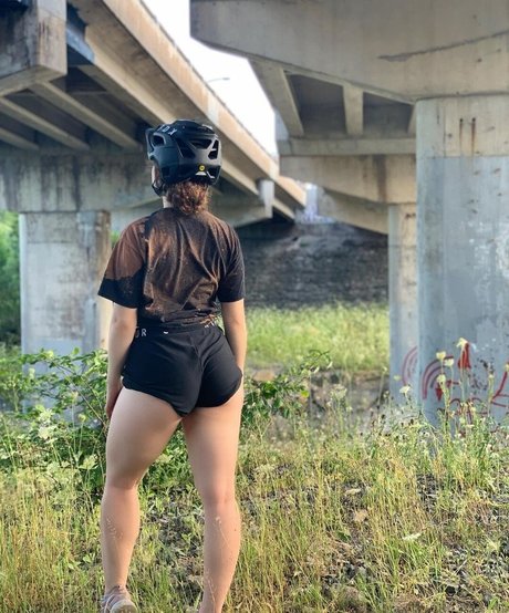 Alyssa Cleversey model sex picture