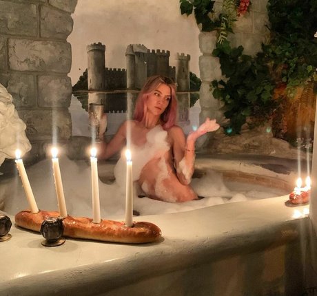 Lola Abbey free star photos