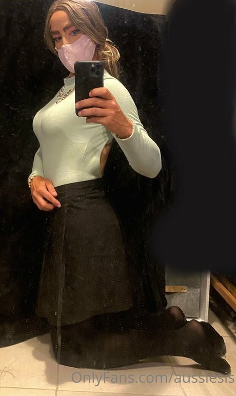 aussiesis naked model picture