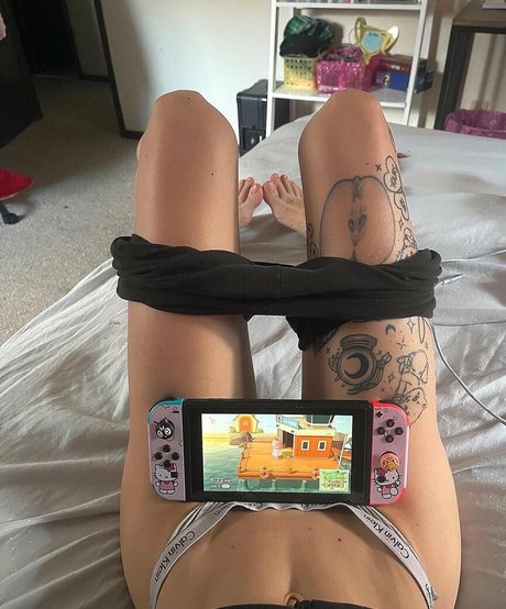 Ellecakes hot actress image