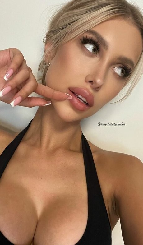 _sandrabieniek art actress pics