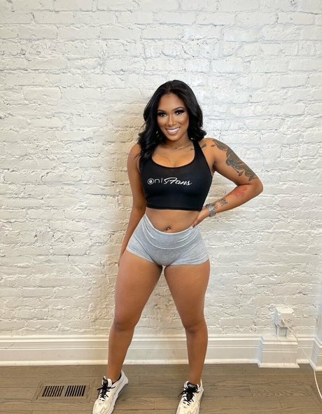 shapedbyshanice hot model photo