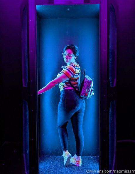 naomistarr nude model pics