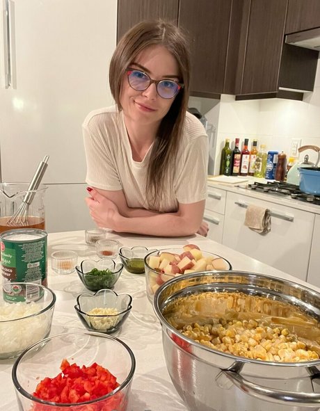 tastytayxoxo adult model pic