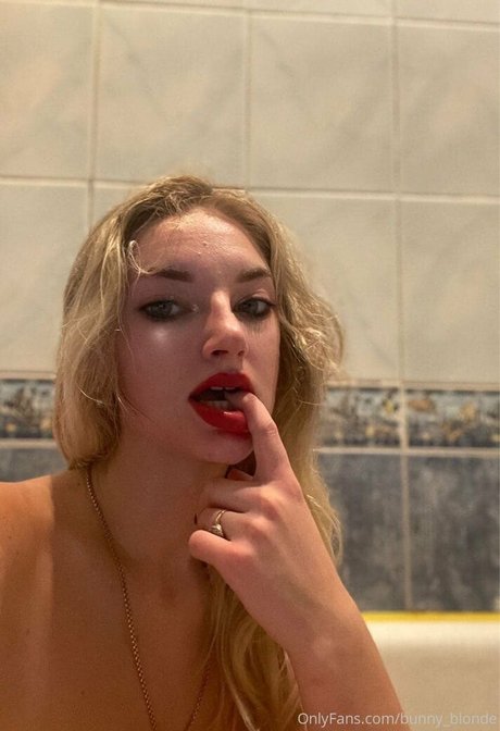 bunnyblondee free pornstar photo