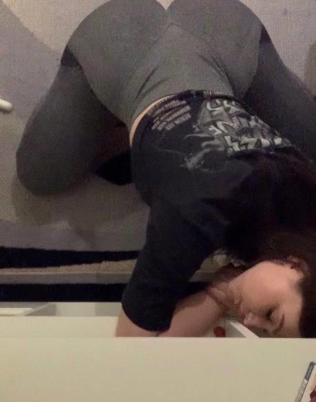 ell8ta naked actress pic