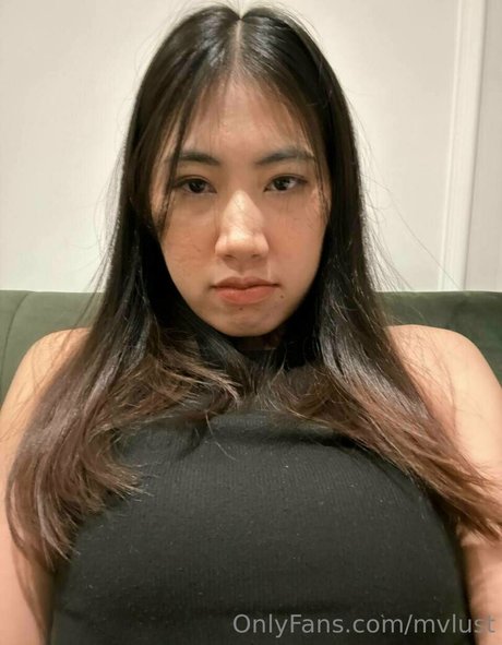 mvlust exclusive model picture